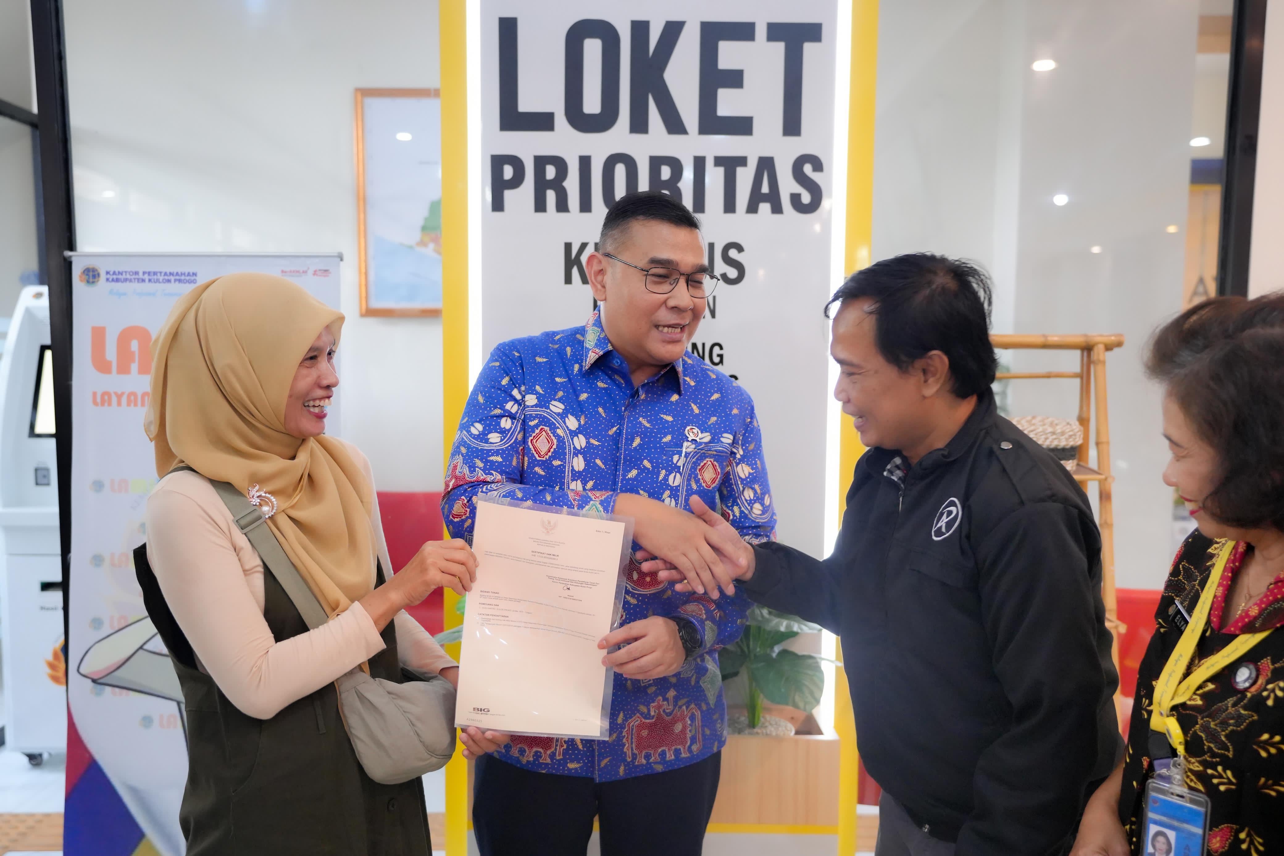 Kunjungi Kantah Kabupaten Kulon Progo, Wamen Ossy Sosialisasikan Langsung Keunggulan Sertipikat Elektronik ke Masyarakat