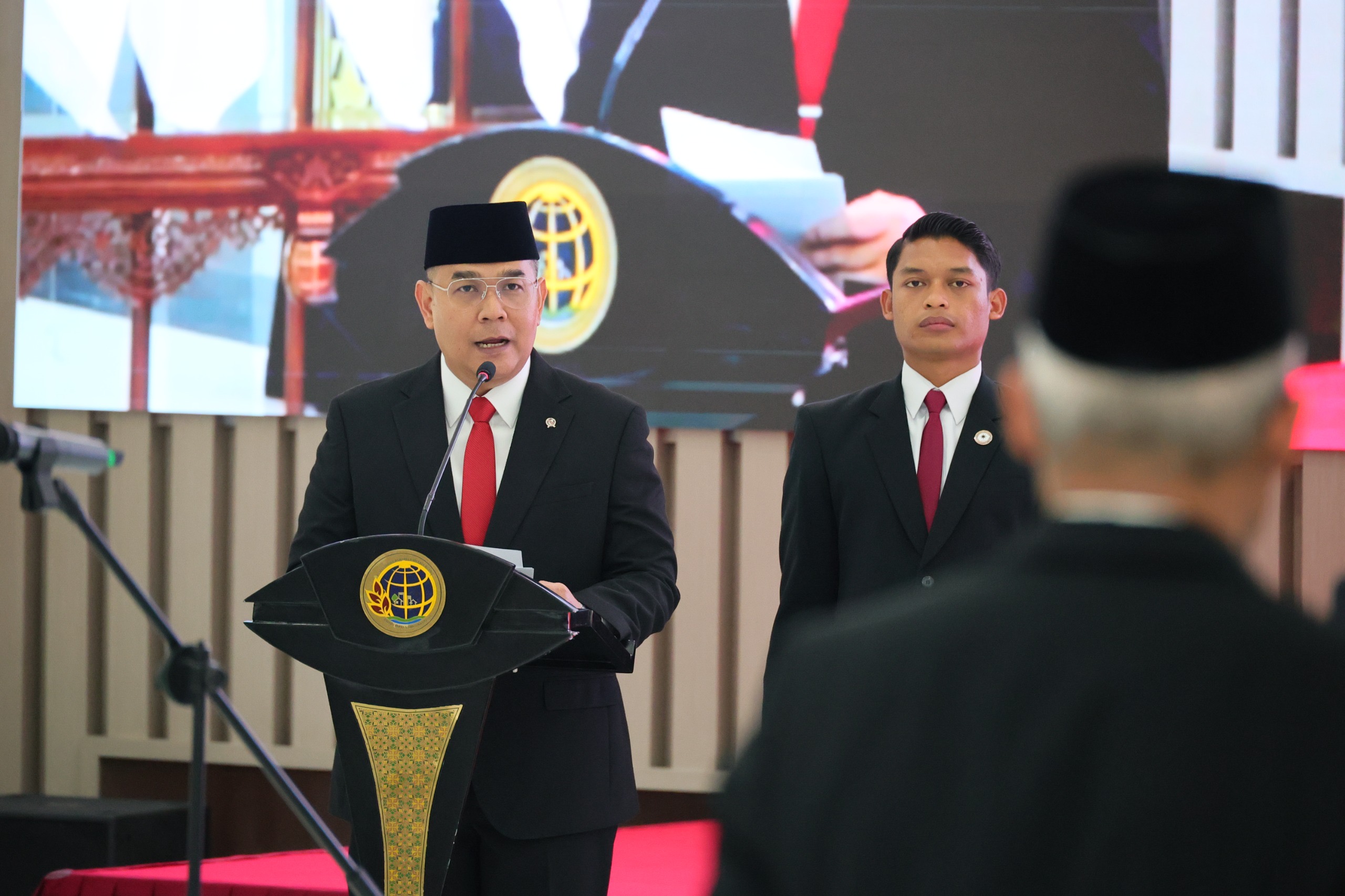 Lantik Pejabat Struktural, Wamen Ossy Ajak Jajaran Mengabdi kepada Negara dengan Penuh Dedikasi